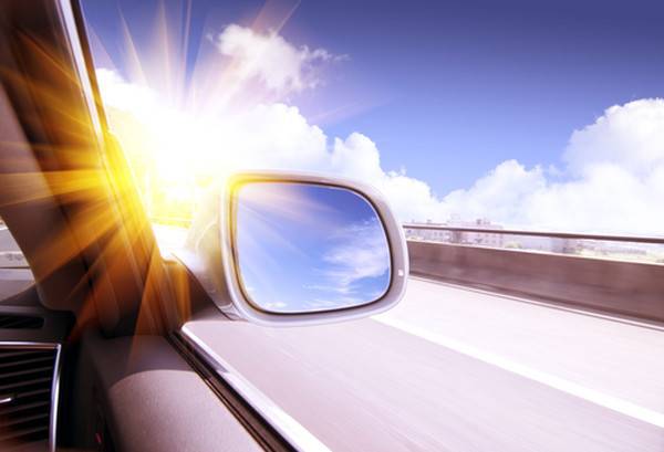 <br />
Какую опасность может представлять солнцезащитный экран, и как правильно укрывать автомобиль от солнца                