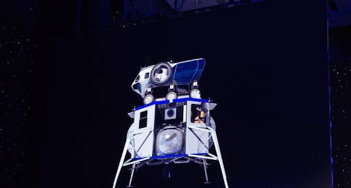 <br />
«Космический миллиардер»: Джефф Безос отправится в космос уже этим летом                