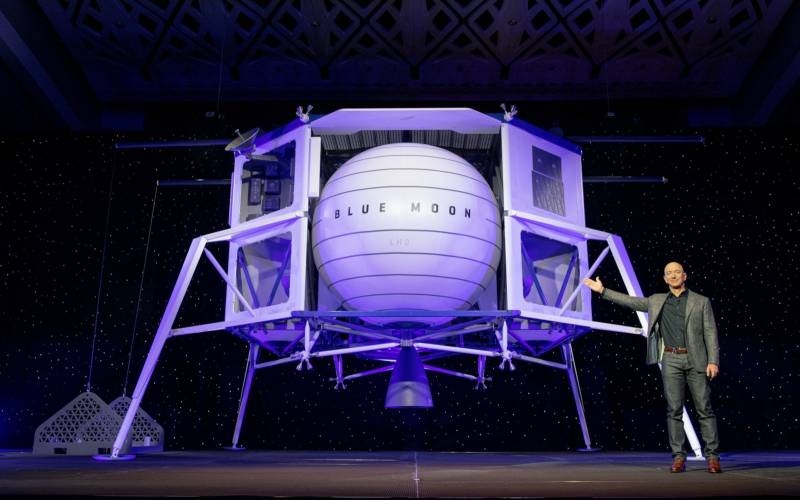 <br />
«Космический миллиардер»: Джефф Безос отправится в космос уже этим летом                