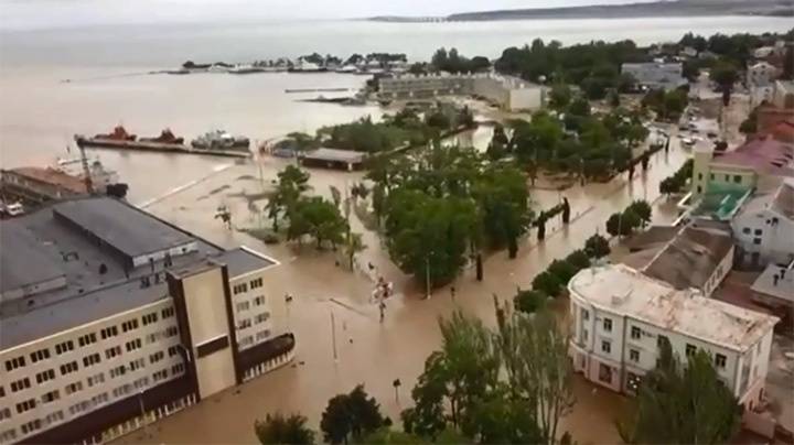 <br />
Курортная Ялта в июне 2021 году борется с сильнейшим наводнением                