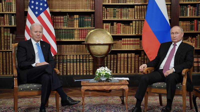 <br />
О чем говорит поза президента РФ Владимира Путина во время саммита с Джо Байденом                
