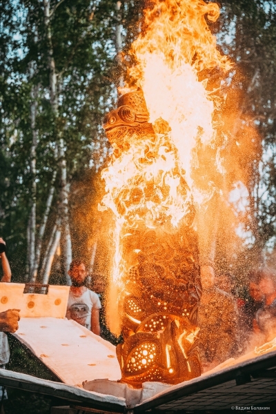 Огненные танцы и движения планет: в Челябинской области состоялся ленд-арт-фестиваль