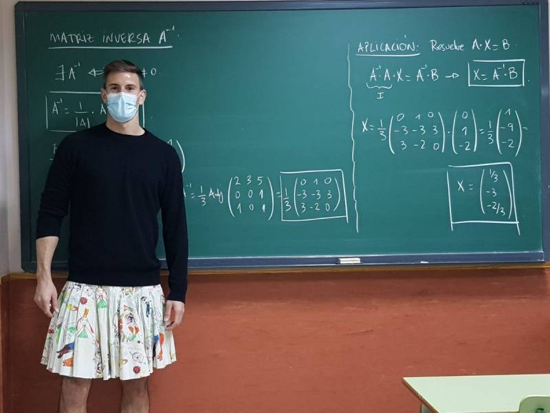 <br />
Почему в Испании преподаватели-мужчины приходят на работу в женской одежде                