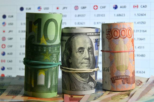 <br />
Россия в течение месяца полностью откажется от американского доллара, — министр финансов РФ Антон Силуанов                