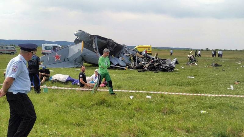 <br />
Самолет с парашютистами на борту рухнул после взлета в Кемеровской области                