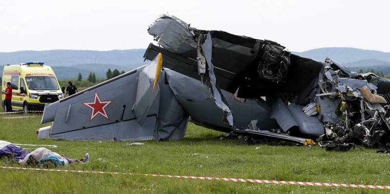 <br />
Самолет с парашютистами на борту рухнул после взлета в Кемеровской области                