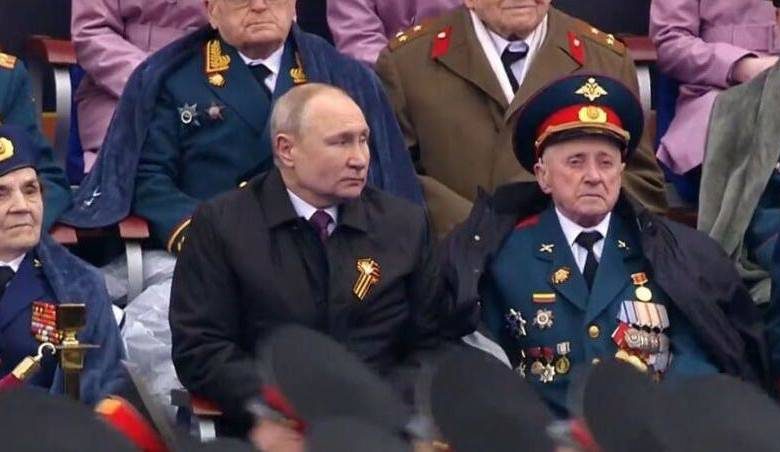 <br />
Совести никакой: ветерана, сидевшего на параде Победы рядом с Путиным, обокрали мошенники                