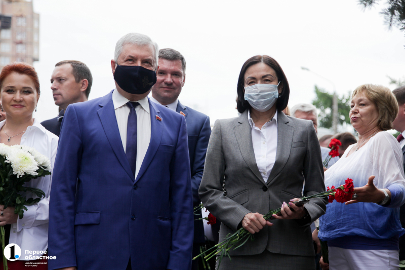 В Челябинске открыли памятник медикам в период борьбы с коронавирусом