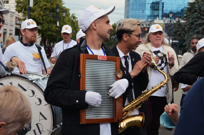 В джаз-параде на Кировке приняли участие музыканты, дети и кот