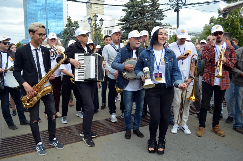 В джаз-параде на Кировке приняли участие музыканты, дети и кот