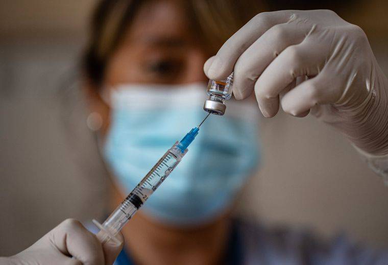<br />
Вакцинация от COVID-19: каковы последствия, можно ли заболеть и заразить других                