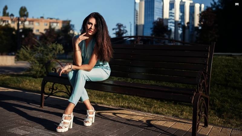 <br />
Жители Москвы вновь могут сидеть на скамейках и гулять в парках                