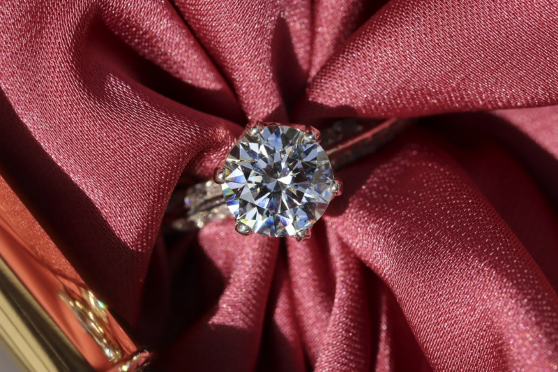 <br />
Чем алмаз отличается от бриллианта?                