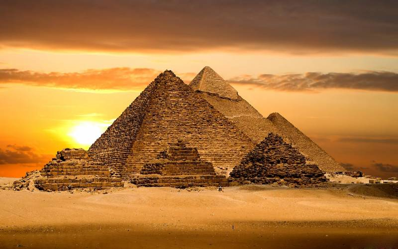 <br />
Какое значение для египтян имели верхушки пирамид — священные камни пирамидоны                