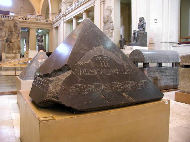 <br />
Какое значение для египтян имели верхушки пирамид — священные камни пирамидоны                