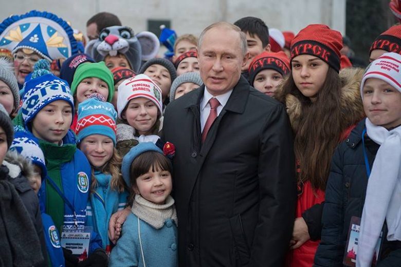 <br />
Каждая российская семья с детьми получит единовременную выплату, Владимир Путин подписал Указ                