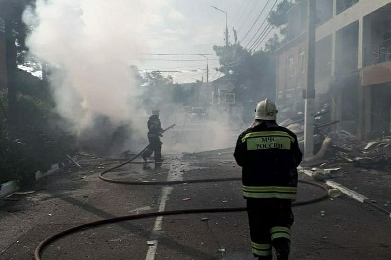 Минимум пять домов повреждены после взрыва газа в гостинице Геленджика — последние новости