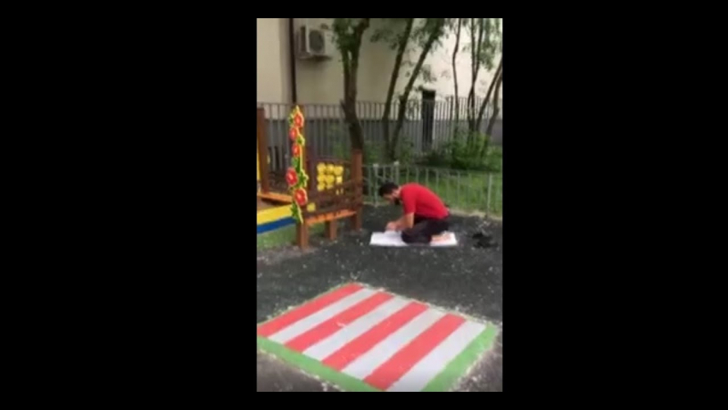 Москвичка со скандалом прогнала молящегося мусульманина с детской площадки
