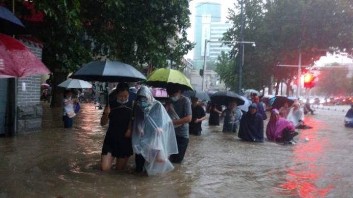 <br />
Наводнение в Китае привело к затоплению ветки метро и смертям местных жителей                