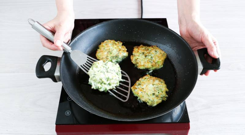 <br />
Нежные оладьи из кабачков с мясом и сыром на сковороде, самый вкусный рецепт                