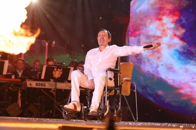 <br />
Николай Носков в инвалидной коляске выступил перед шеститысячной аудиторией Витебска                