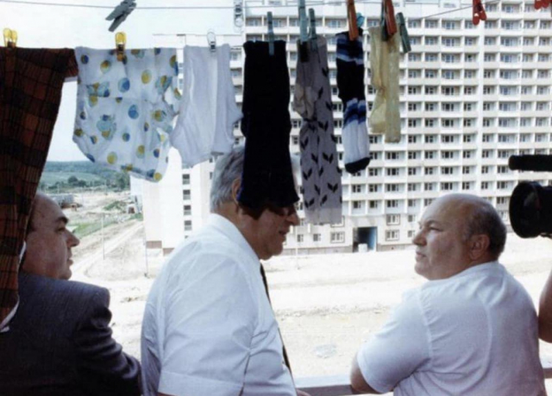 Одна деталь с архивного фото Лужкова и Ельцина на балконе развеселила москвичей