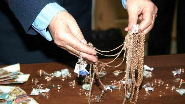 <br />
Почему в ювелирных изделиях времен СССР использовались искусственные бриллианты                