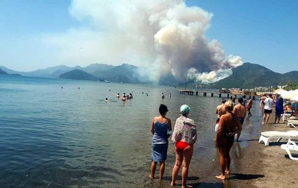 <br />
Российские туристы из-за пожаров в Турции провели ночь на пляже                