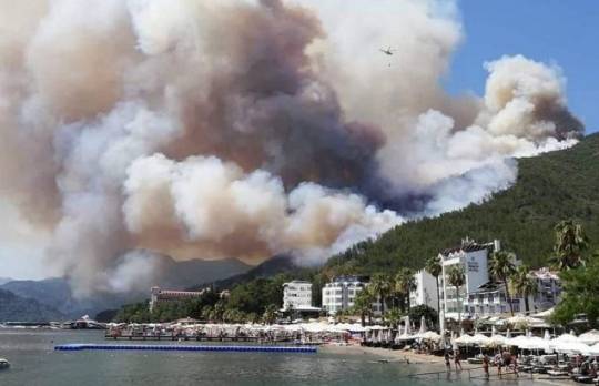 <br />
Российские туристы из-за пожаров в Турции провели ночь на пляже                