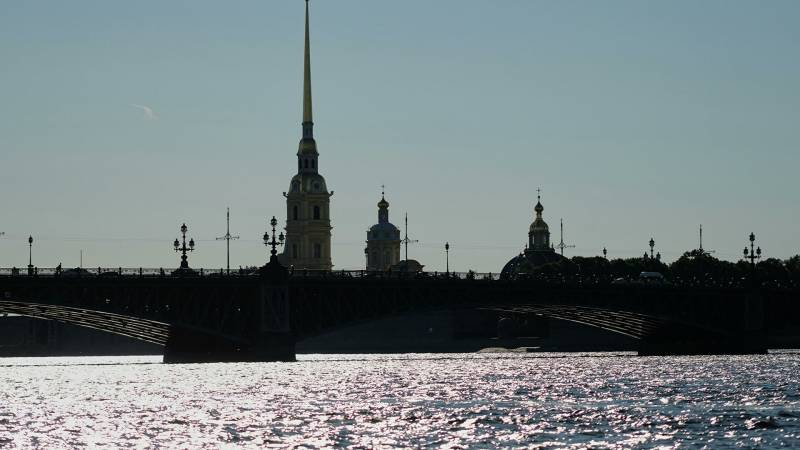 <br />
С 13 июля в Санкт-Петербурге вводят новые ограничения из-за коронавируса                