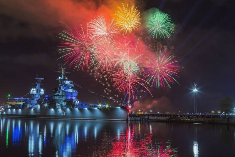 <br />
Салют в честь Дня ВМФ в СПб переносят с Петропавловки в Кронштадт, смотреть онлайн                