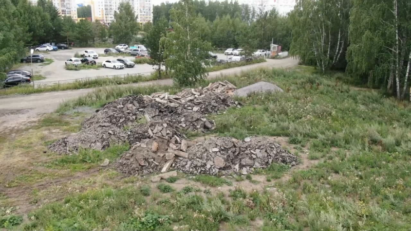 В Челябинске вывезли куски старого асфальта перед жилыми домами
