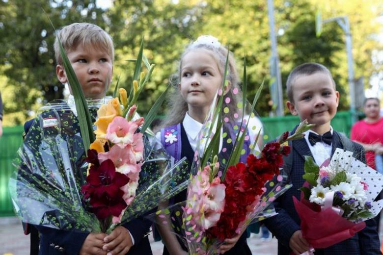 <br />
В Минтруде объяснили порядок выплат пособий в размере 10 тысяч рублей на школьников                