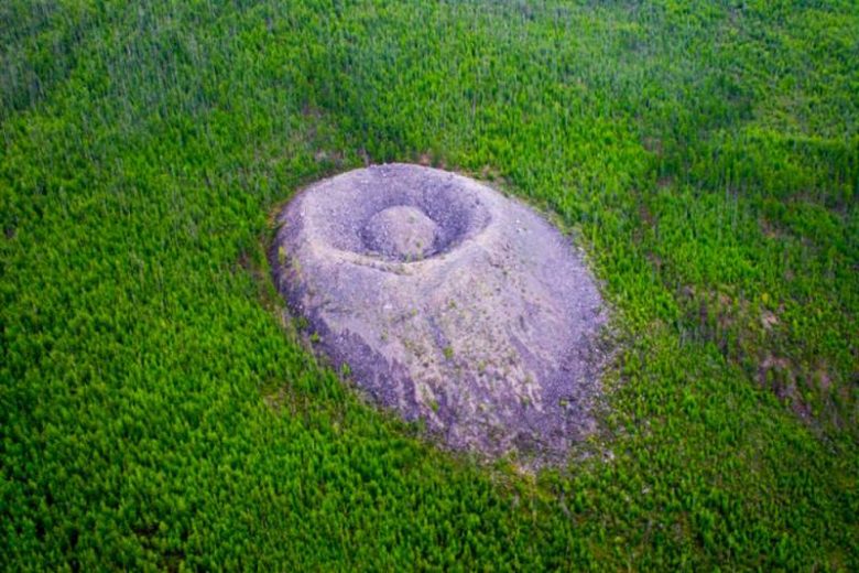 <br />
Вулкан или пришельцы: нераскрытая тайна происхождения кратера «Гнезда огненного орла»                