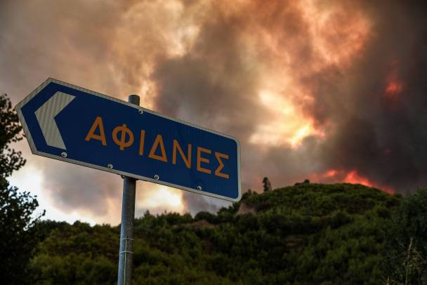 <br />
Греция горит все сильнее, власти продолжают эвакуировать туристов и жителей некоторых провинций                