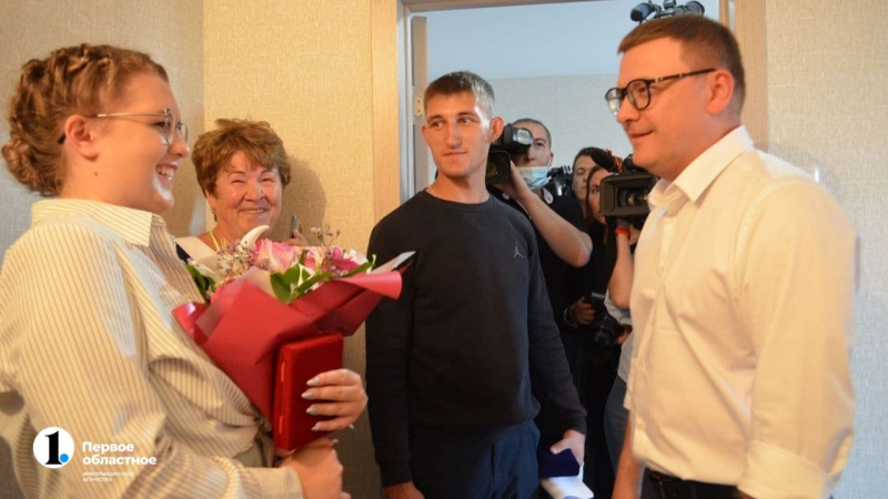 Губернатор Челябинской области вручил жителям аварийных домов и сиротам  ключи от новых квартир