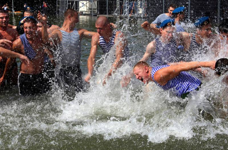 <br />
Как зародилась традиция купания в фонтанах на День ВДВ 2 августа                