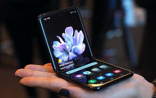 <br />
Компания Samsung представила «сгибающийся» смартфон со скрытой камерой под дисплеем                