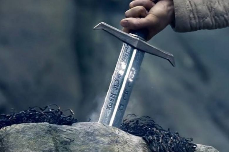 <br />
На дне боснийской реки нашли меч в камне: может ли находка быть Эскалибуром короля Артура                