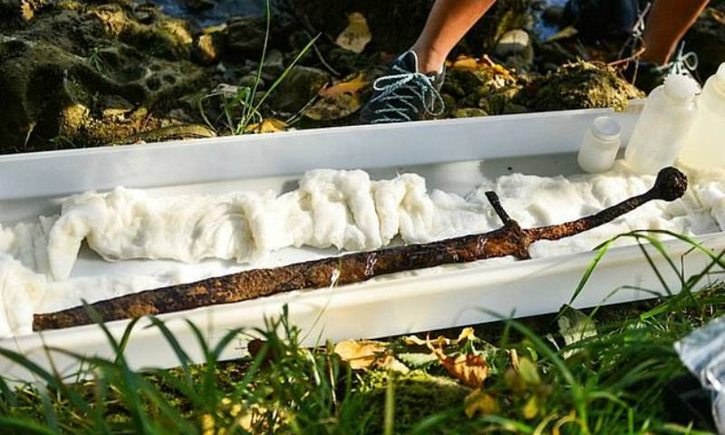 <br />
На дне боснийской реки нашли меч в камне: может ли находка быть Эскалибуром короля Артура                
