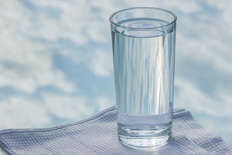 Насколько безопасно для здоровья запивание еды простой водой