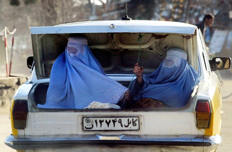 Подавляющее большинство беженцев из Афганистана — женщины. Что ждет тех, кто не уехал?