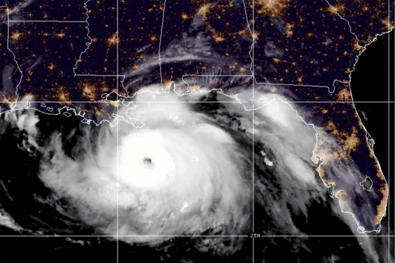 <br />
После смертельного удара ураган «Ида» ослаб до тропического шторма                