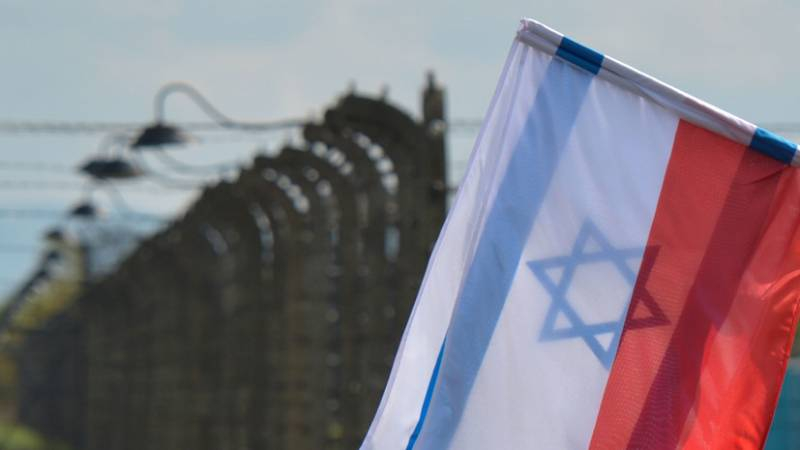 <br />
Президент Польши подписал спорный «антисемитский» закон о евреях                