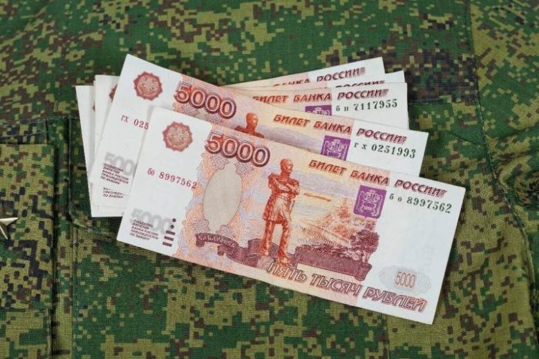 <br />
Путин пообещал военным по 15 тыс. рублей, когда начнут выплачивать                