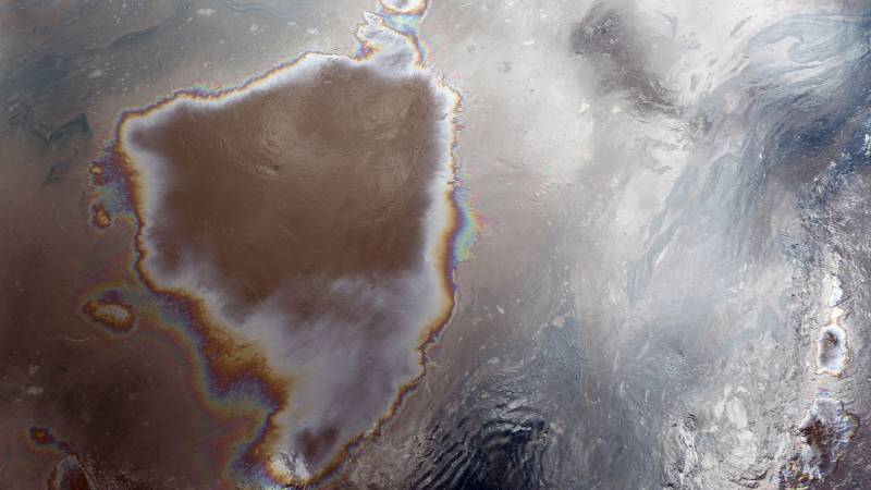 <br />
Разлив нефти под Новороссийском оказался масштабнее, чем думали эксперты                
