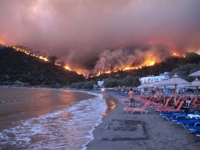 <br />
Россия помогает тушить лесные пожары в Греции, как сейчас обстоят дела в стране                