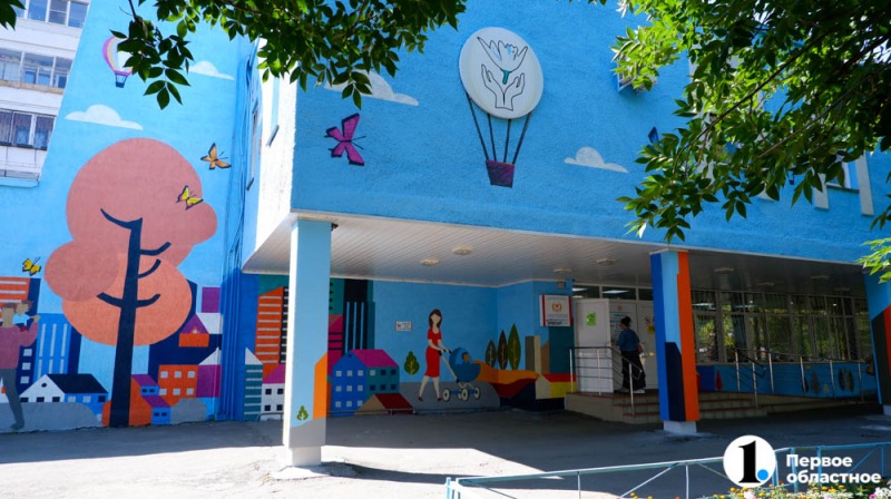 В Челябинске художник раскрасил фасад детской поликлиники № 4