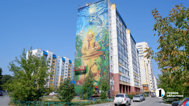 В челябинском микрорайоне Парковый завершили гигантский портрет девушки на фасаде дома