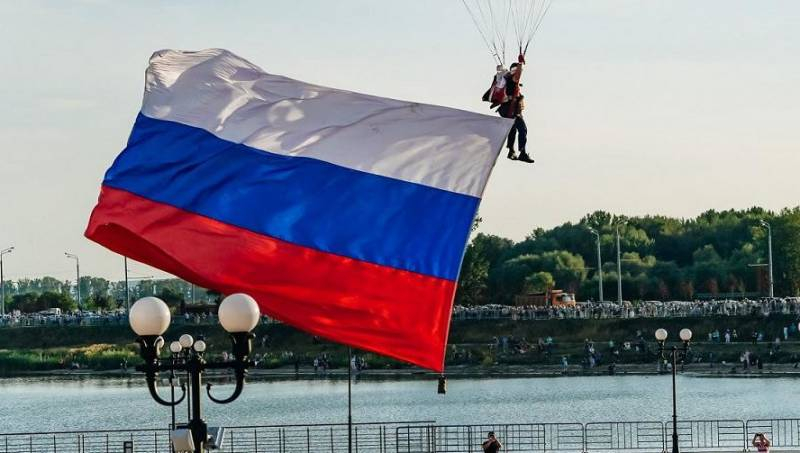 <br />
В какой день в 2021 отмечается день Российского флага, что означают цвета и чем важен праздник                